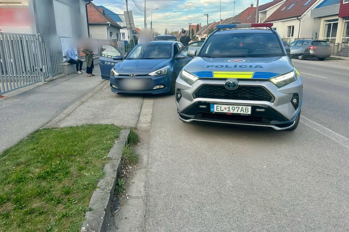 Útek vodiča pred políciou v Moravciach skončil fiaskom, po zastavení sa ešte skúsil vymeniť so spolujazdkyňou