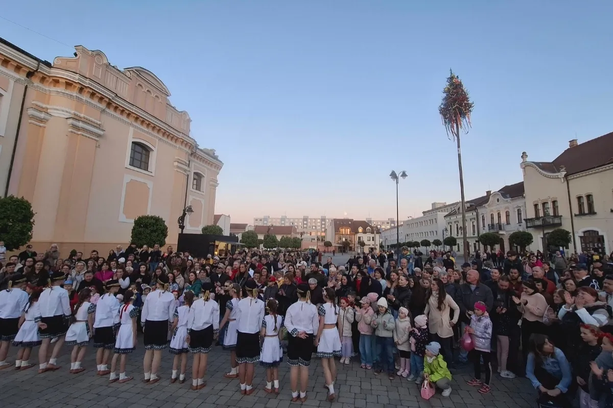 VIDEO: Máje už stoja. Obce v Nitrianskom kraji ožili tradíciami, nechýbal spev ani plné námestia
