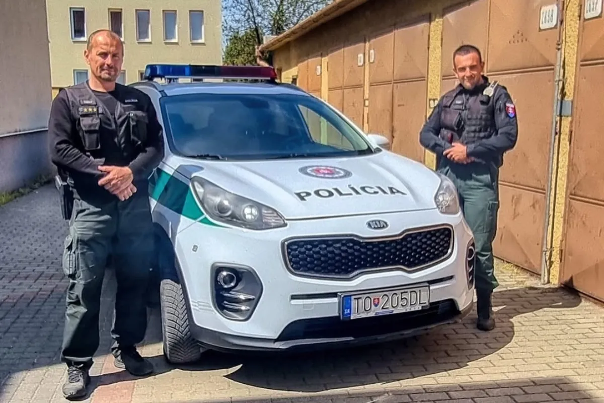 Policajti v Topoľčanoch neváhali ani sekundu. Tehotnú ženu v silných bolestiach eskortovali cez hustú premávku