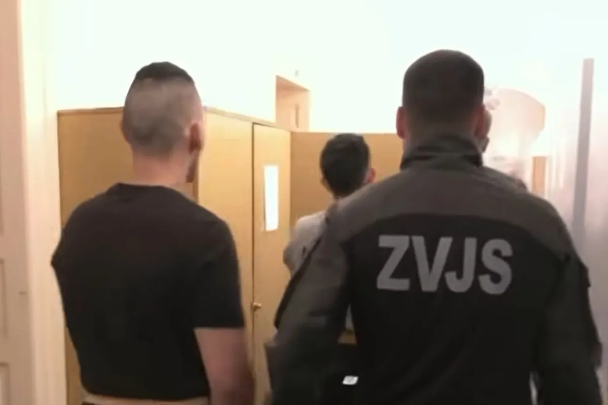 Mladíci zo Želiezoviec, ktorí dobili muža bez domova, nepôjdu do domáceho väzenia. Odvolací súd im zmenil trest