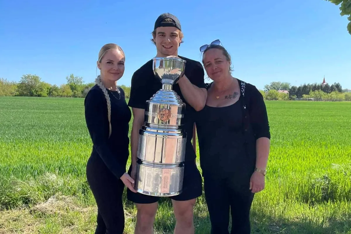 FOTO: Dojímavé gesto HK Nitra. Trofej priniesli na hrob verných fanúšikov - otca a syna, ktorí zomreli počas sezóny