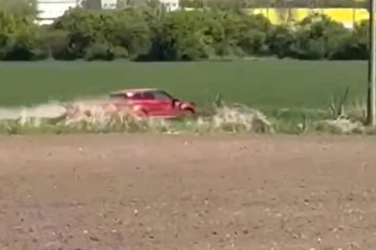 VIDEO: Na priecestí medzi Veľkými Kozmálovcami a Levicami sa zrazil rýchlik s autom, vodič z miesta nehody ušiel