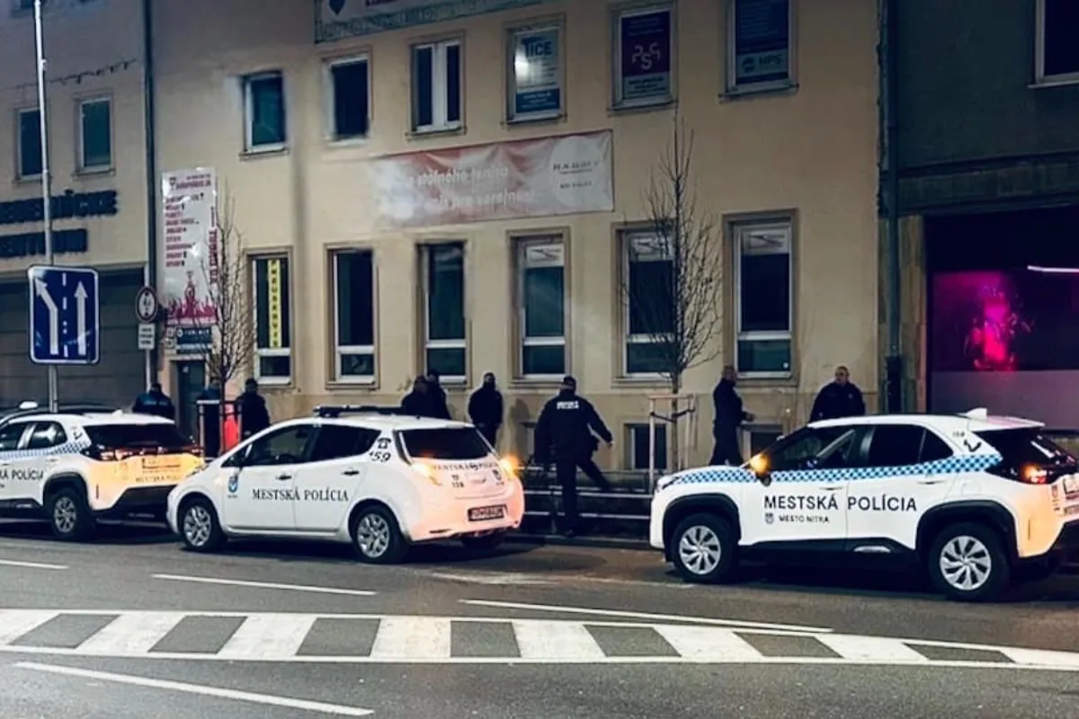 Na Mostnej v Nitre opakovane zasahovala polícia: Muž udrel ženu fľašou do tváre, sanitku museli volať aj k ďalšej bitke