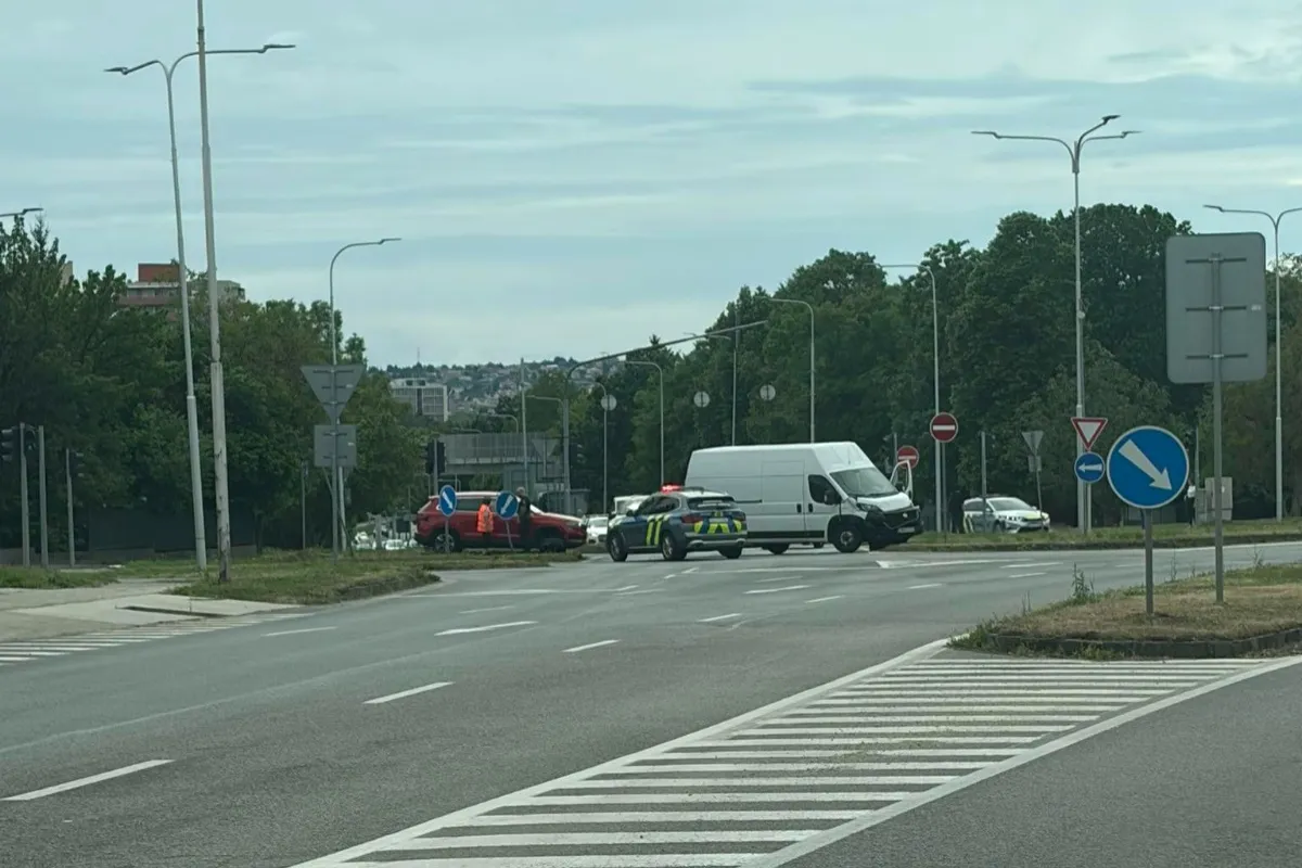 Na frekventovanej križovatke Levickej a Zlatomoraveckej v Nitre sa zrazila dodávka s autom, rátajte s obmedzeniami