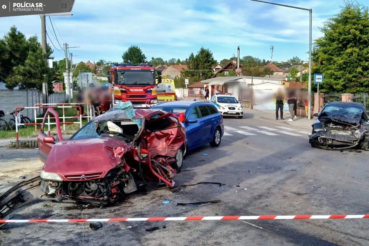 FOTO: Tragická zrážka troch vozidiel pri Nitre. O život prišiel 76-ročný muž, ďalší piati sú zranení