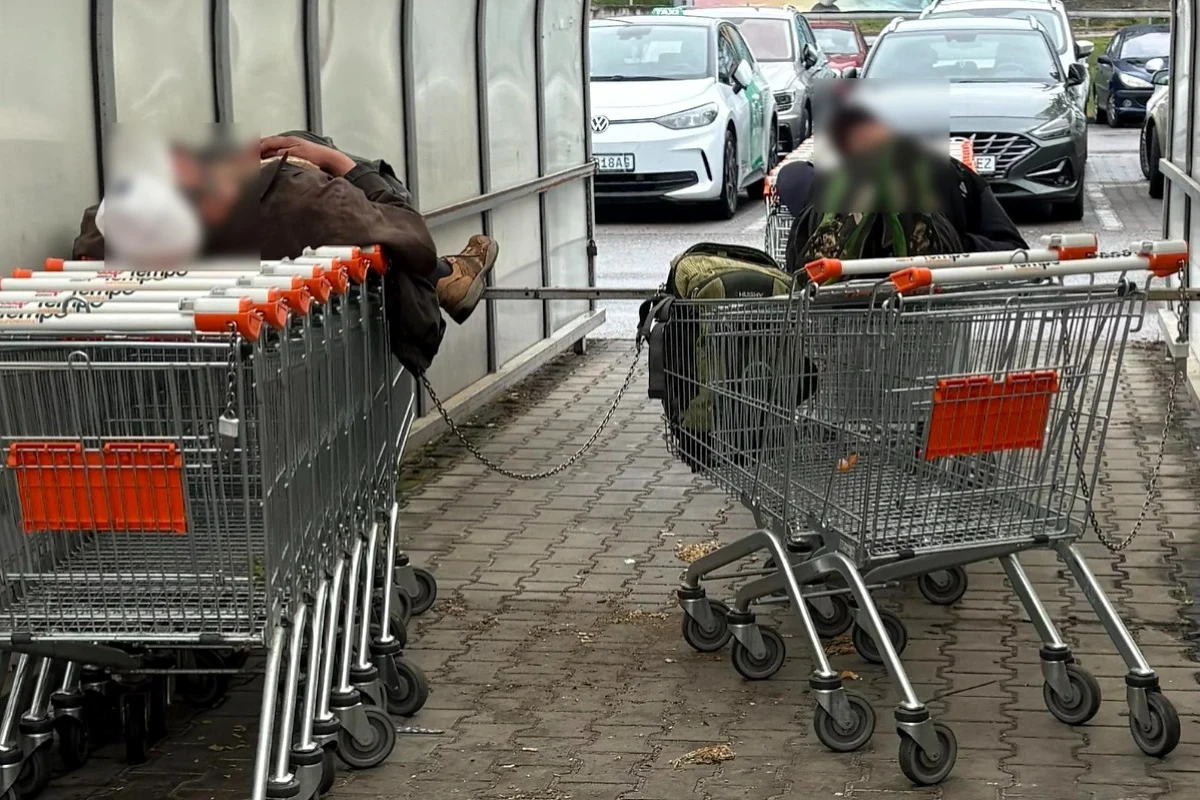 Nitranov pobúrili spiaci muži bez domova, ktorí sa uvelebili na nákupných vozíkoch. Tam dávame potraviny!, hnevajú sa