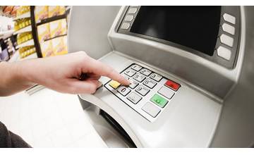 Z bankomatu trčali peniaze, nálezkyňa ich poctivo vrátila