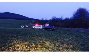 V obci Žirany zavalila chlapca štvorkolka, zachrániť sa ho nepodarilo