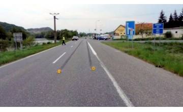 Vodič si nevšimol dievčatá na ceste,  lekári bojujú o život jednej z nich