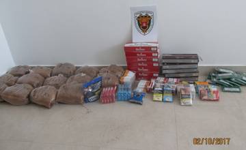 Kilá tabaku a tisíce kusov cigariet našli Nitriansky colníci pod pultom daňového subjektu