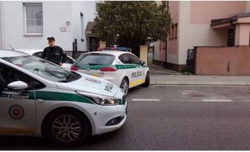 74-ročná dôchodkyňa pustila do dvora neznámeho muža, medzitým ju okradli