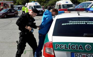 Štyria výtržníci napadli manželský pár, ženu aj muža kopali do hlavy, hrozia im 3 roky väzenia