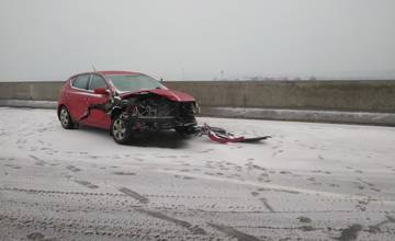 Počasie v Nitrianskom kraji komplikuje dopravu, nehody pribúdajú, časť R1 je pre nehodu uzavretá