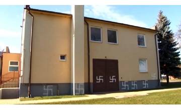 V dedine v okrese Nitra niekto pomaľoval obecný úrad hákovými krížmi