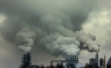 Občania Nitry dýchajú škodlivý vzduch, niektoré domácnosti spaľujú odpad čím ohrozujú ľudské zdravie