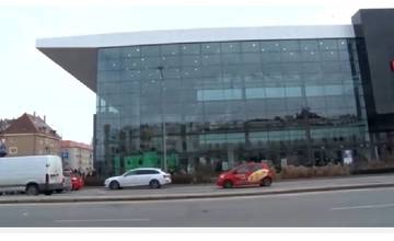 Skupina tínedžerov vykráda nákupné centrum, robia hluk a neporiadok, jeden už skončil za mrežami