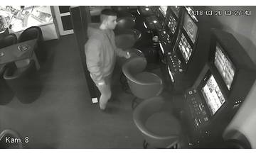 Tento svedok môže prispieť k objasneniu ozbrojenej lúpeže v herni, ak ho poznáte kontaktujte políciu