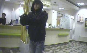 Ozbrojený muž chcel prepadnúť poštu, pracovníčka mu však nastriekala do očí slzný plyn a tak ušiel