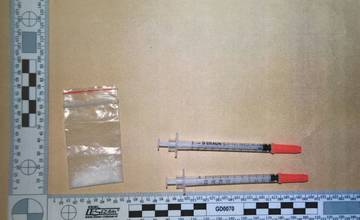 Policajt zadržal mladíka po krádeži v obchode, vo vreckách mu našli striekačky a biely prášok