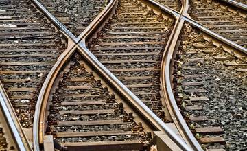 Tragédia na železnici: 62-ročná žena skočila pod vlak, náraz neprežila