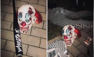 Dráma na sídlisku Klokočina v Nitre. Muž s maskou klauna rozbil baseballovou pálkou dvere