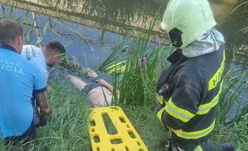 FOTO: V potoku v Leviciach našli ležať muža v bezvedomí, na sebe mal len trenky