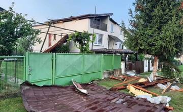 FOTO: Veterná smršť spôsobila škody aj neďaleko Nitry, strecha rodinného domu skončila na zemi