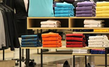 Obchody s oblečením už avizujú medzi-sezónne výpredaje! Do čoho sa oplatí investovať?