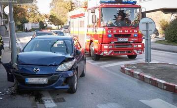 FOTO: Opitá vodička v Nitre nabúrala tri autá a pouličné osvetlenie