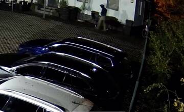 VIDEO: Spoznávate muža na záberoch? Počas noci ukradol zimné kolesá a elektrickú kolobežku