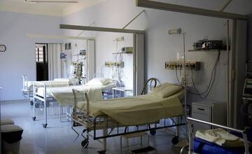Epidemiologická situácia sa zhoršuje, návštevy už zakázala aj nemocnica v Nových Zámkoch 