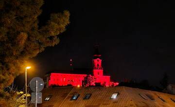 FOTO: Nitriansky hrad zmenil farbu. Viete, čo symbolizuje červená?
