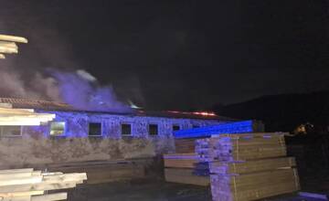 FOTO: V obci Skýcov horela výrobná hala, oheň spôsobil škodu za 100-tisíc eur 