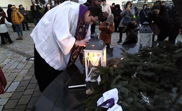 FOTO: V Nitre sa začal advent. Pútnici zniesli z hradu svetlo a Mikuláš rozsvietil vianočný stromček