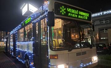 FOTO: V Topoľčanoch už premáva vianočný autobus