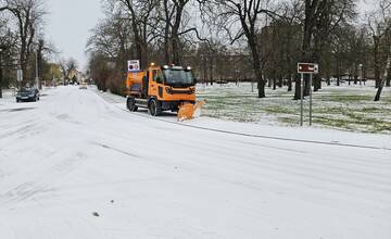 FOTO: Snehová pokrývka už dorazila aj do Komárna, ulice brázdia odhŕňači