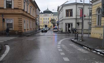 FOTO: Zrazil chodkyňu a ušiel. Polícia hľadá svedkov nehody v Nitre