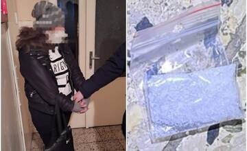 Polícia v Nitre obvinila 43-ročnú ženu z predaja drog, našli u nej pervitín