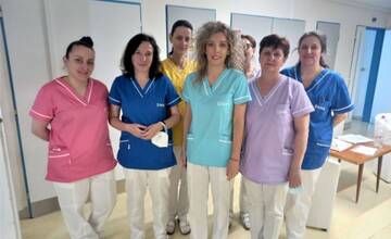 Vrchné sestry v tyrkysovej, lekárky v červenej: V levickej nemocnici si už dva roky pomáhajú farebnými rovnošatami