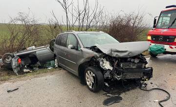 Čelná zrážka dvoch áut vo Vrábľoch si vyžiadala troch zranených, jedno vozidlo skončilo na streche