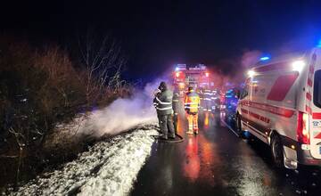 FOTO: Pri obci Hájske zhorelo cez Vianoce auto, pravdepodobne dostalo šmyk