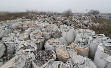 FOTO: Pri Galante objavili „hory plastov“, nelegálnu skládku už rieši nitrianska enviropolícia