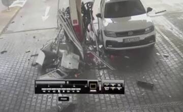 VIDEO: Auto zišlo z diaľnice a vrazilo do čerpacej stanice. Desivú nehodu neďaleko Nitry rieši kriminálka