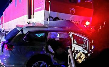 V Šuranoch sa zrazilo auto s vlakom, nikto z osobného vozidla neprežil