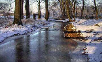 „Tak čaute“ pozdravil policajtov a hodil sa do ľadového potoka. Tí skočili za ním