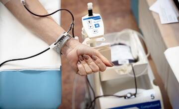 FOTO: Na prvej Primátorskej kvapke krvi tohto roka v Nitre napočítali 50 darcov