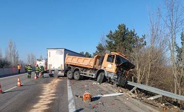 Zrážku kamióna s cestárskym autom neprežil jeden vodič, D1 je úplne uzavretá