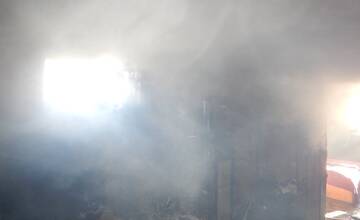 Pri požiari domu v Kozárovciach sa pridusili dve osoby