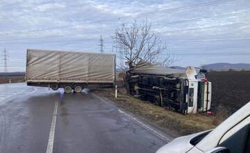 FOTO: Na križovatke v Kalnej nad Hronom sa prevrátil kamión, doplatil na neviditeľnú poľadovicu