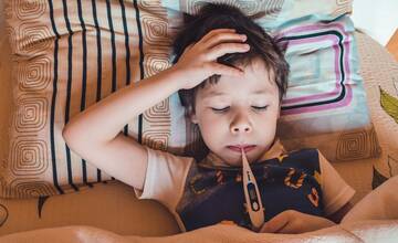 Epidemiologická situácia v Nitrianskom kraji: Zatvorených je vyše 50 škôl a škôlok, na SARI zomrel jeden pacient